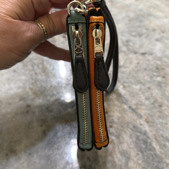 Coach wristlet double compartments for cards, cash or coins - Picture 3 of 5